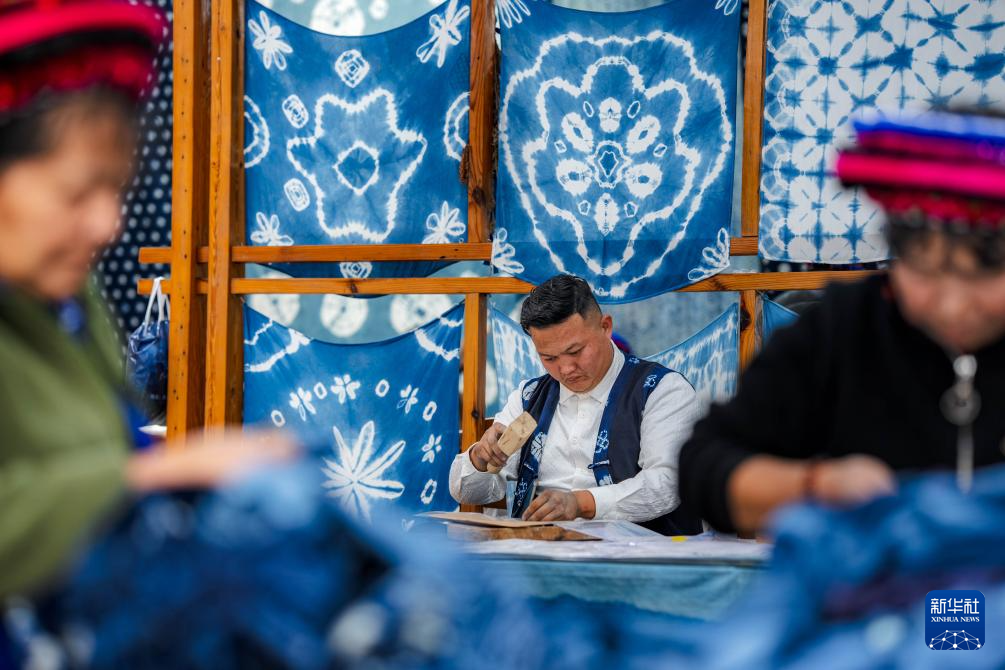 白族扎染：指尖流转蓝白韵