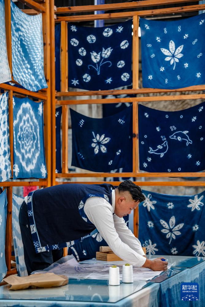 白族扎染：指尖流转蓝白韵