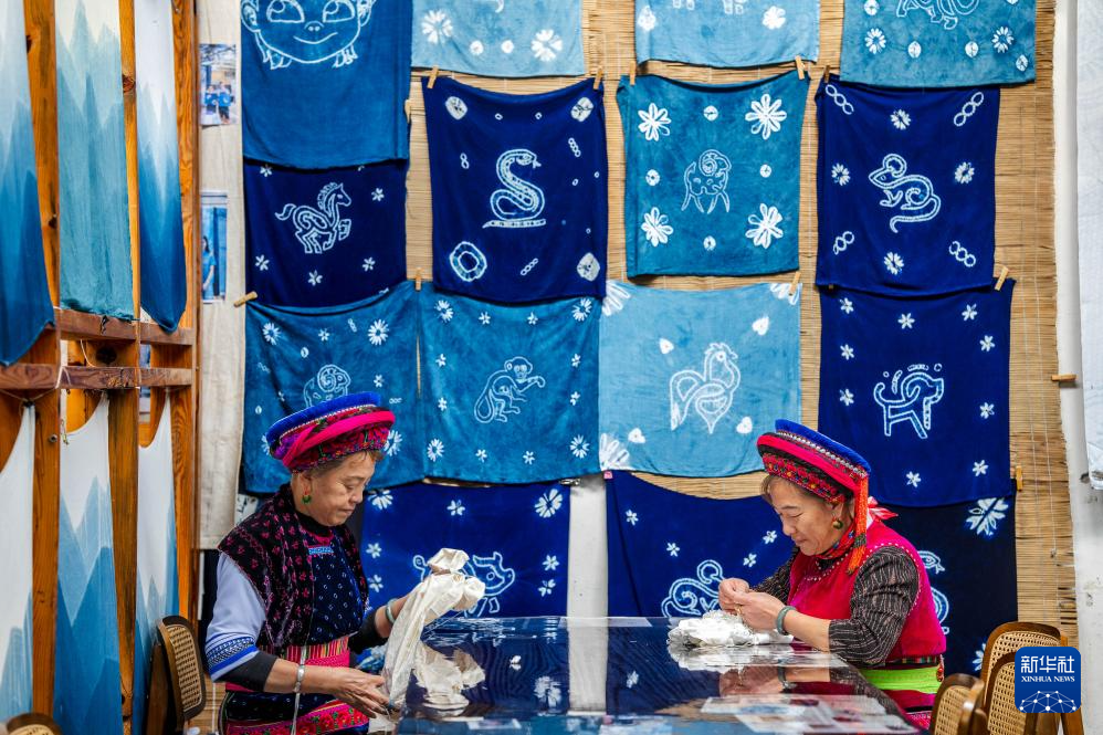 白族扎染：指尖流转蓝白韵