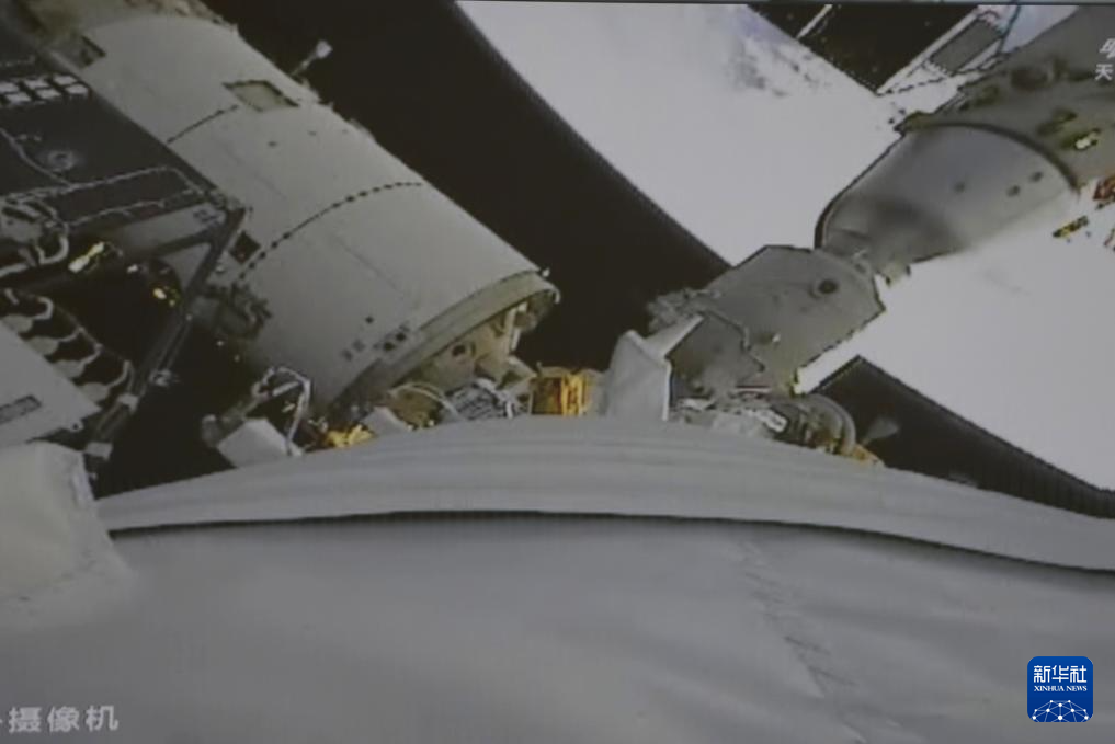 神舟二十二号飞船与空间站组合体完成自主快速交会对接