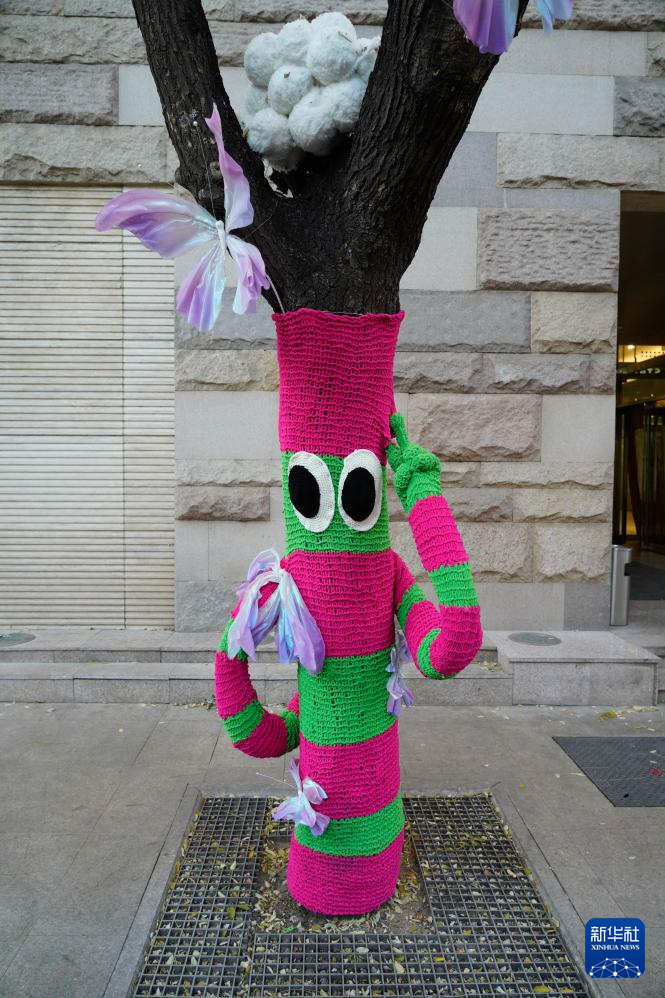 大树披“针织外衣” 北京添多彩冬景