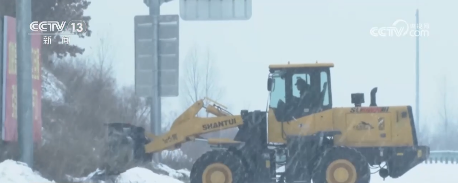 多地以雪为“令”迅速响应 联动开展除雪保畅工作