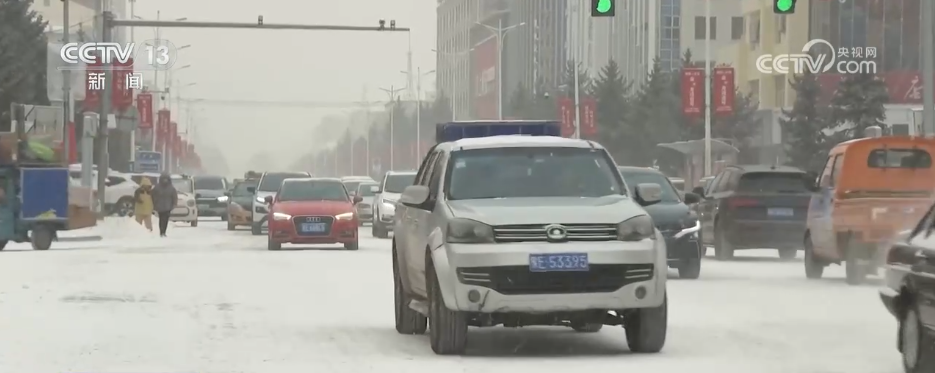 多地以雪为“令”迅速响应 联动开展除雪保畅工作