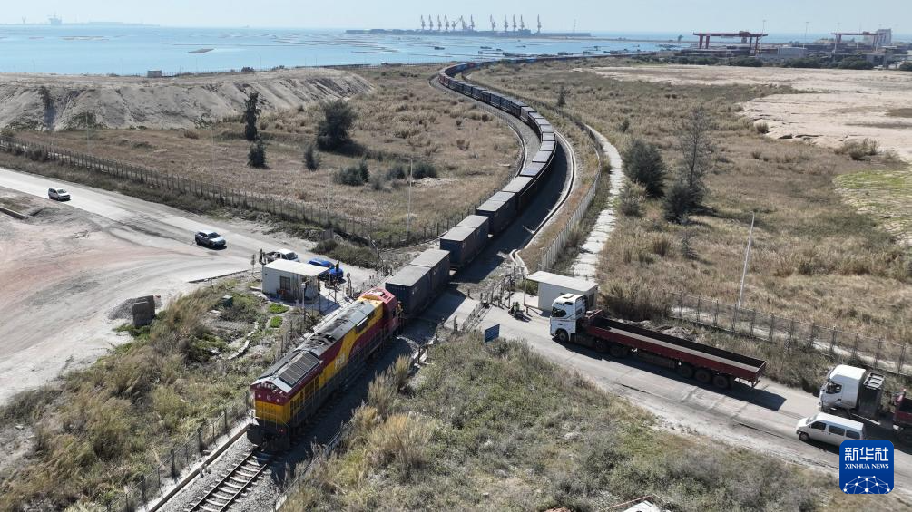 西部陆海新通道班列累计发送货物突破500万标箱