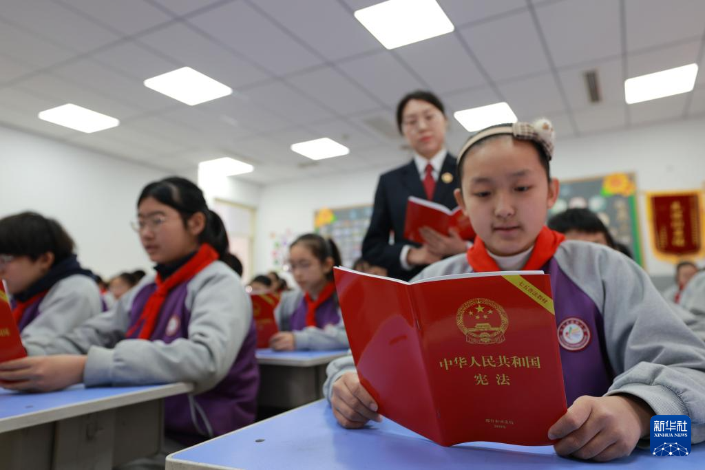 各地开展普法宣传 迎接国家宪法日