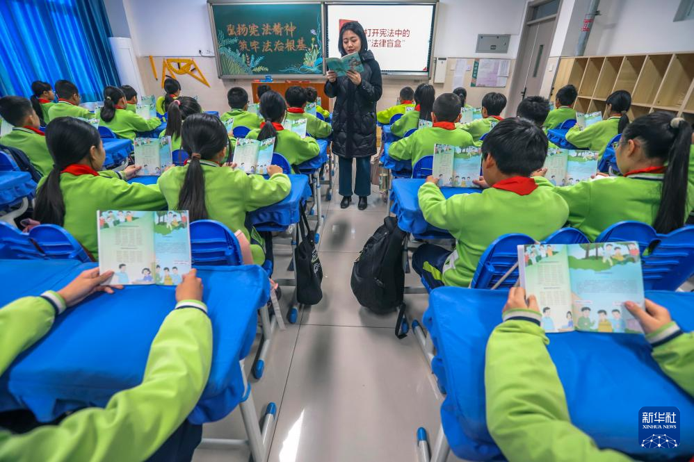 各地开展普法宣传 迎接国家宪法日