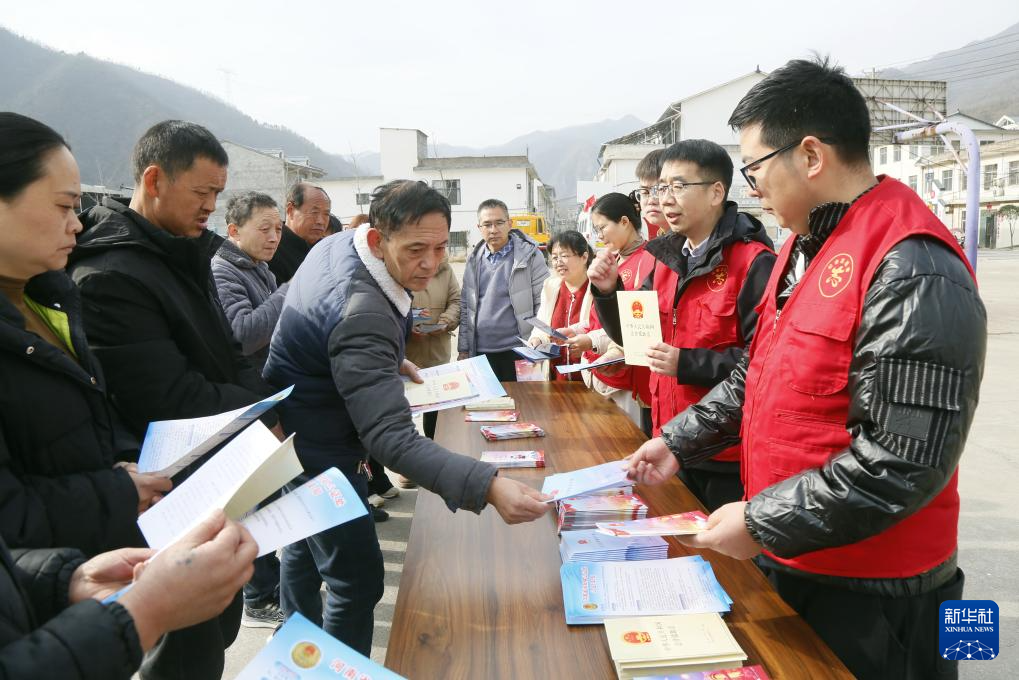 各地开展普法宣传 迎接国家宪法日