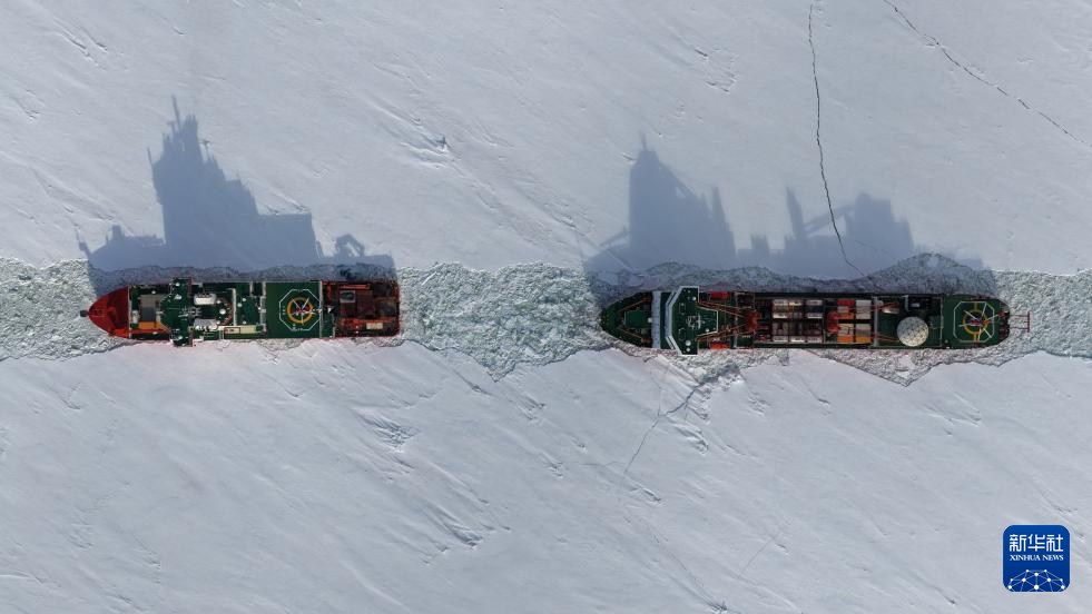 第42次南极考察｜“双龙”探极！“雪龙2”号为“雪龙”号破冰引航