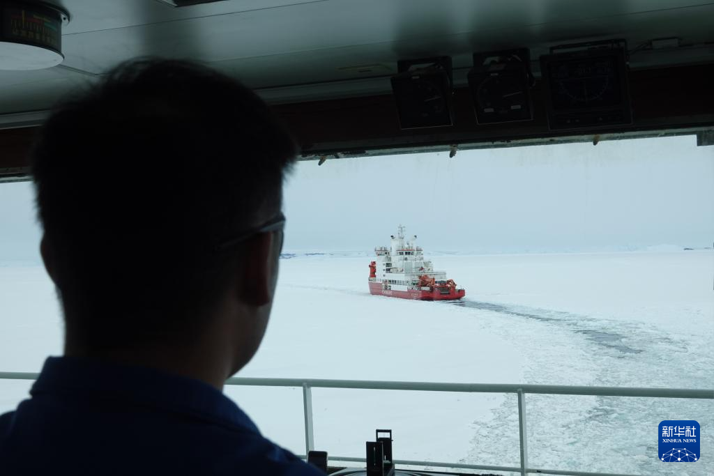 第42次南极考察｜“双龙”探极！“雪龙2”号为“雪龙”号破冰引航