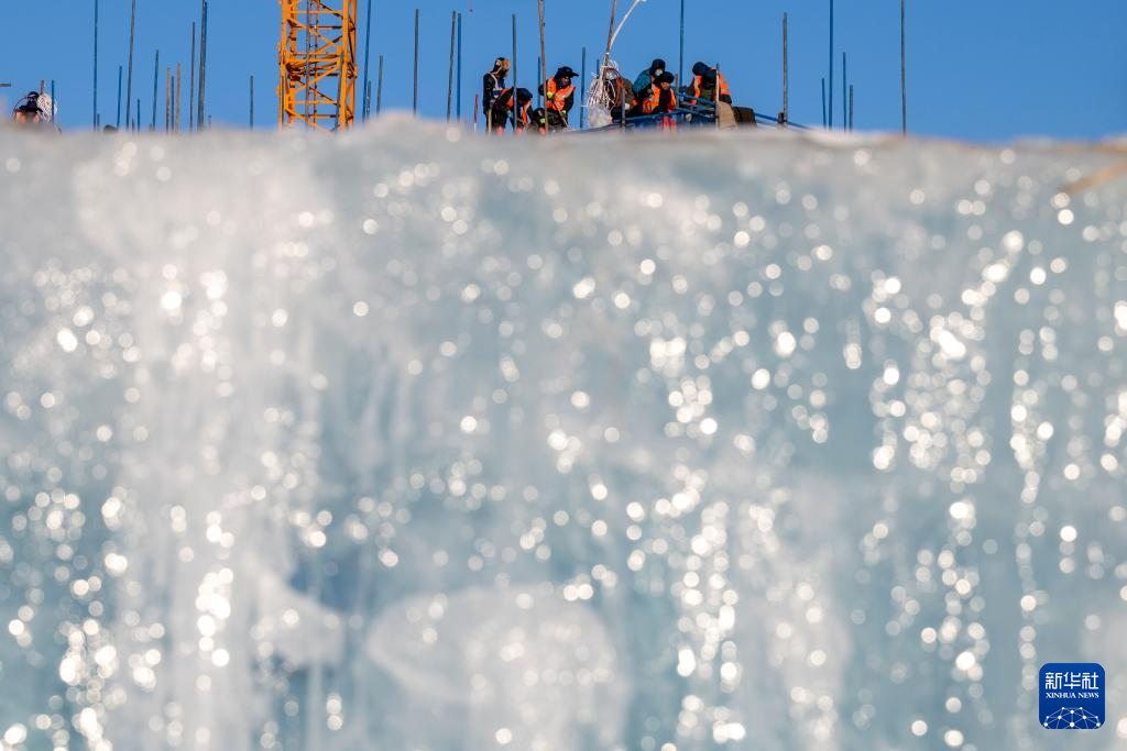 哈尔滨冰雪大世界冰建施工火热开展