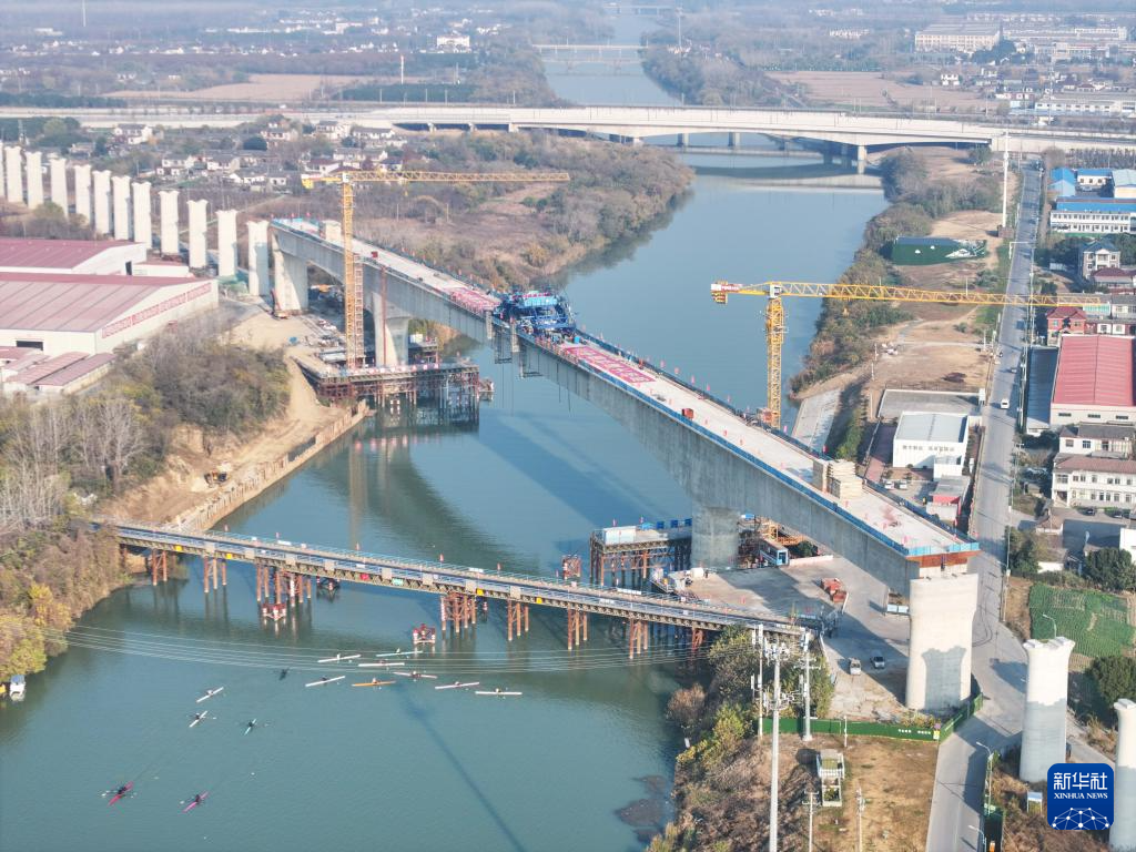 沪渝蓉高铁通泰扬特大桥跨太平河桥精准合龙
