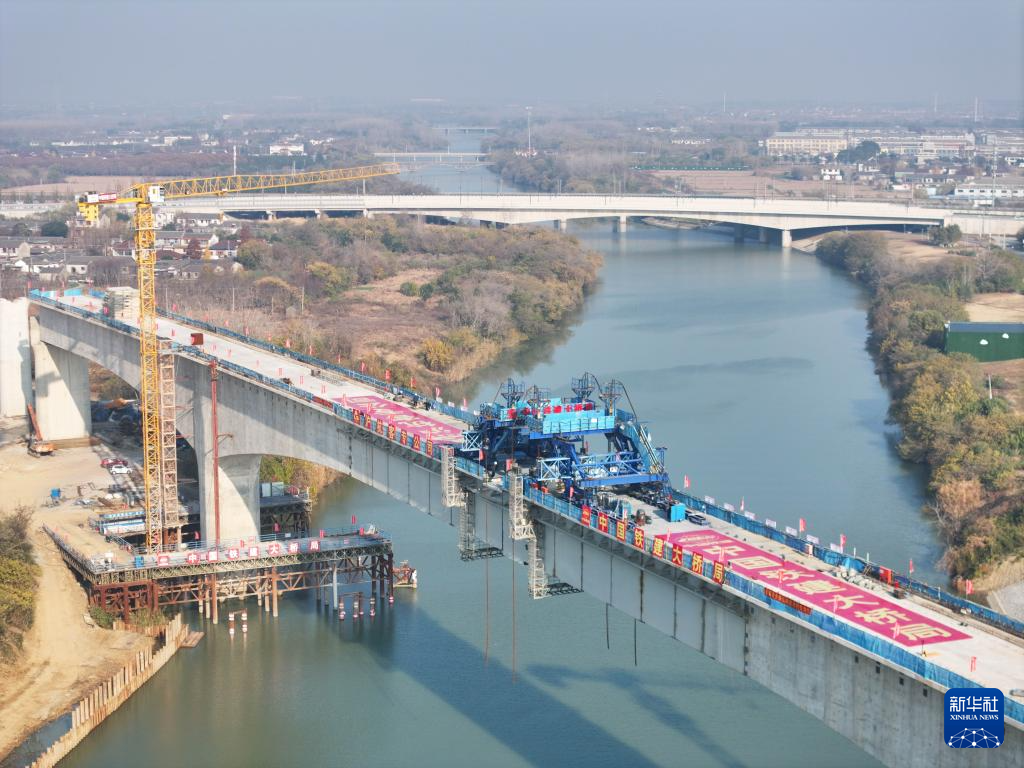 沪渝蓉高铁通泰扬特大桥跨太平河桥精准合龙