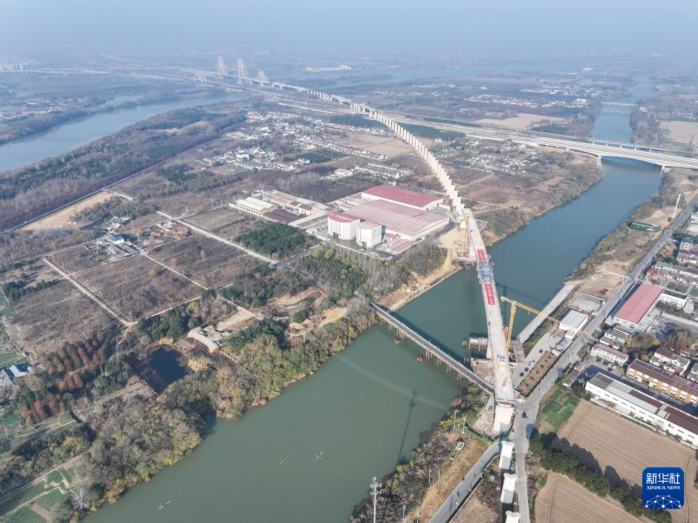 沪渝蓉高铁通泰扬特大桥跨太平河桥精准合龙