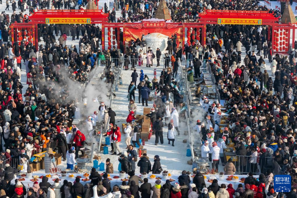 哈尔滨采冰节启幕 “冰城”进入采冰季