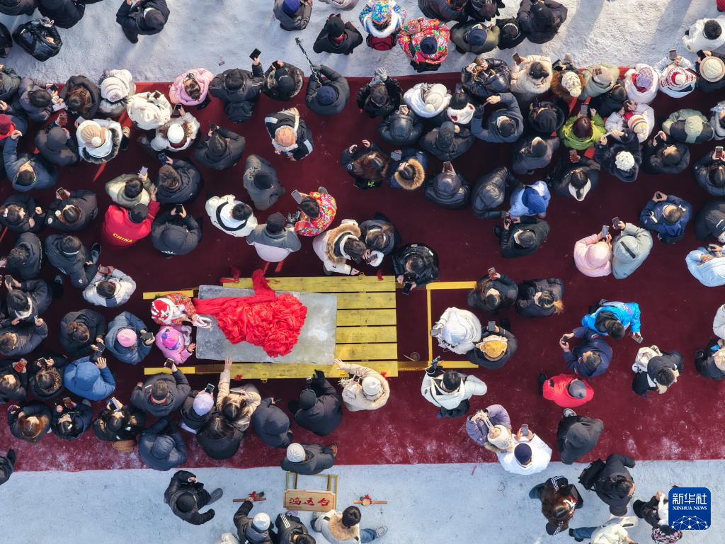 哈尔滨采冰节启幕 “冰城”进入采冰季