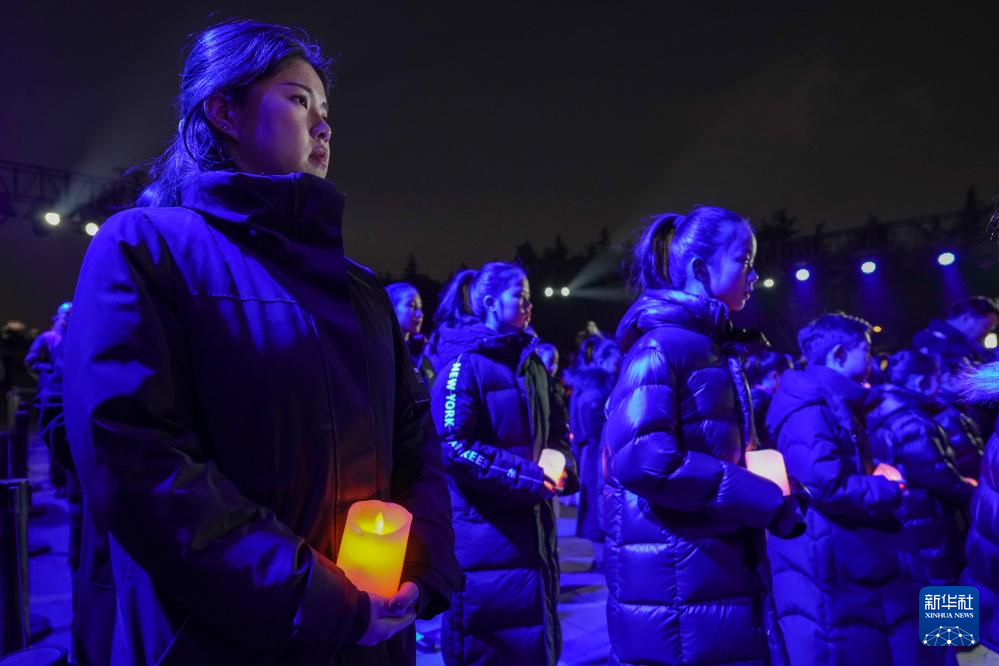 南京举行“烛光祭” 寄托哀思 祈愿和平