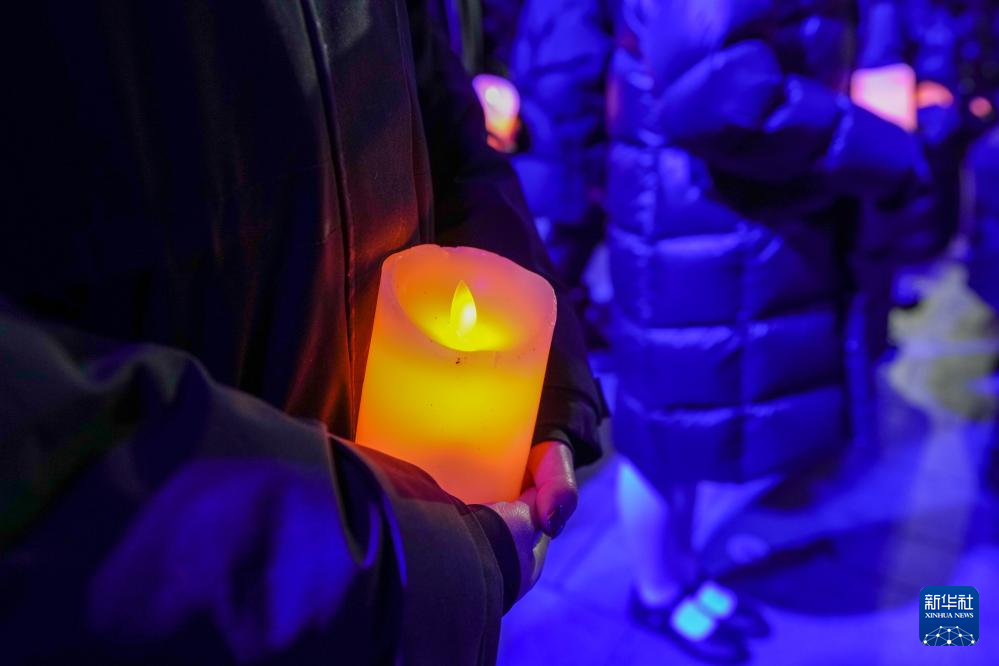 南京举行“烛光祭” 寄托哀思 祈愿和平