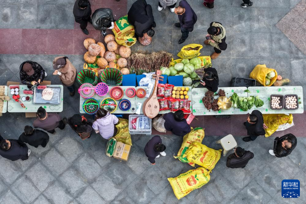 甘肃陇南:“冬至大集” 助农增收