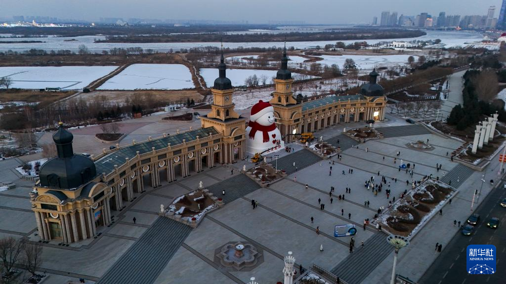 “冰城”大雪人亮相