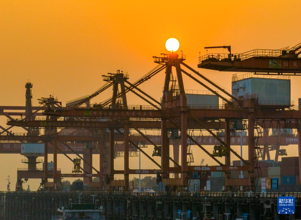 飞阅中国丨中国港口的物流脉动