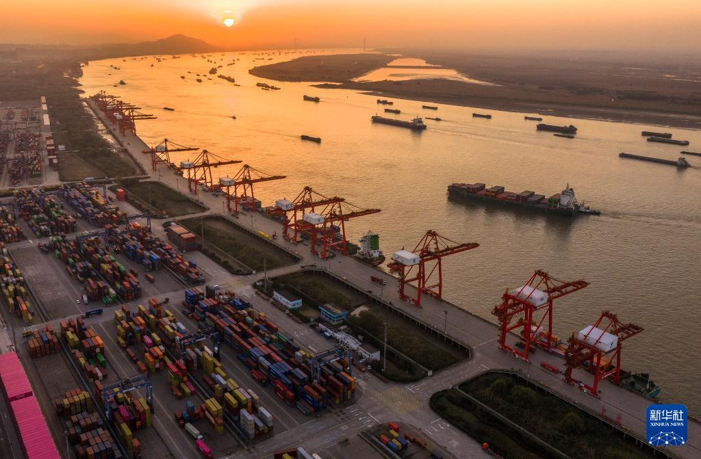 飞阅中国丨中国港口的物流脉动