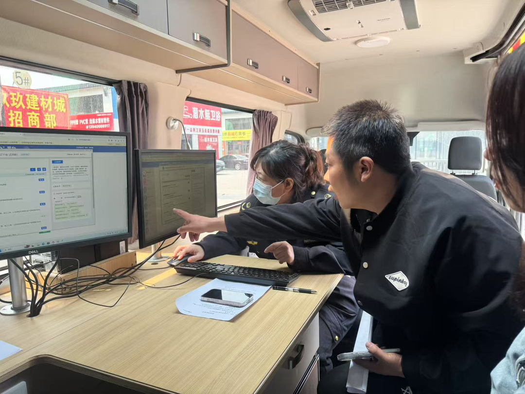 辽宁:以营商环境之变夯实全面振兴根基 沈阳市大东区市场监督管理局将政务服务窗口“搬”到商户“家门口”,现场为经营主体集中办理并颁发营业执照。沈阳市营商局供图