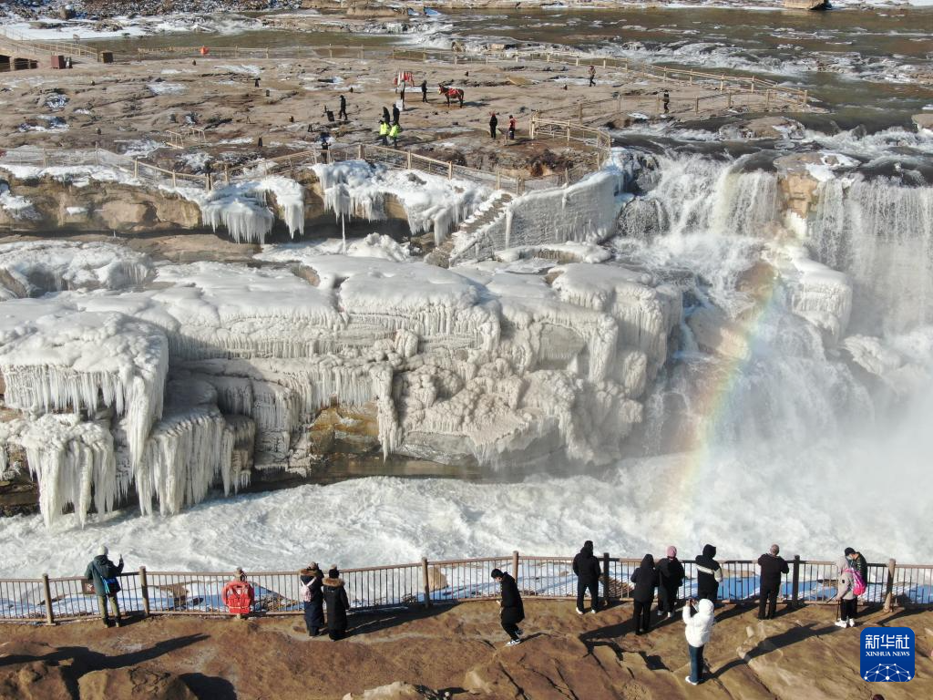“冰瀑玉壶”现彩虹