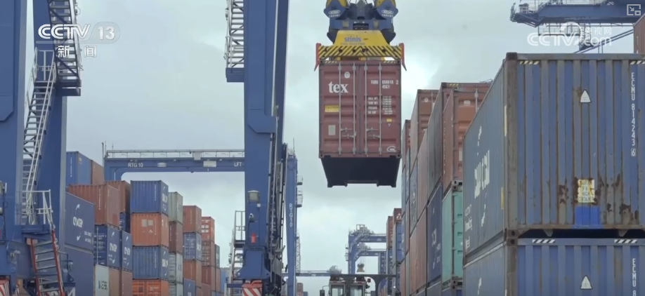 顶压前行、逆势增长,为什么行?打开“集装箱”解锁“抢手货”看外贸新亮点