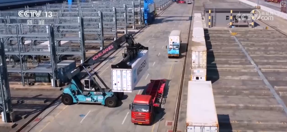 顶压前行、逆势增长,为什么行?打开“集装箱”解锁“抢手货”看外贸新亮点