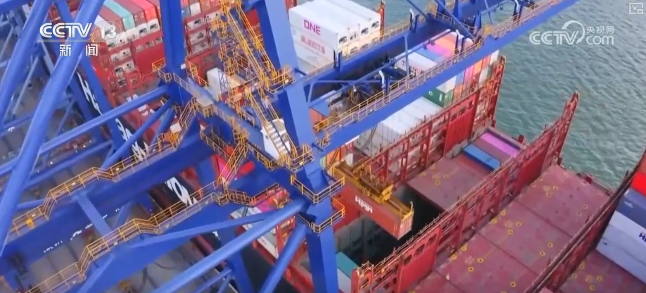 顶压前行、逆势增长,为什么行?打开“集装箱”解锁“抢手货”看外贸新亮点