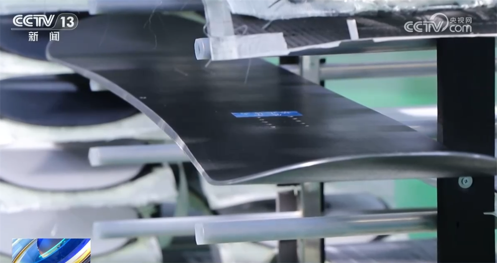 “无门槛”冰雪运动激活“冰雪经济”新引擎 冰雪装备拼科技加速“走出去”