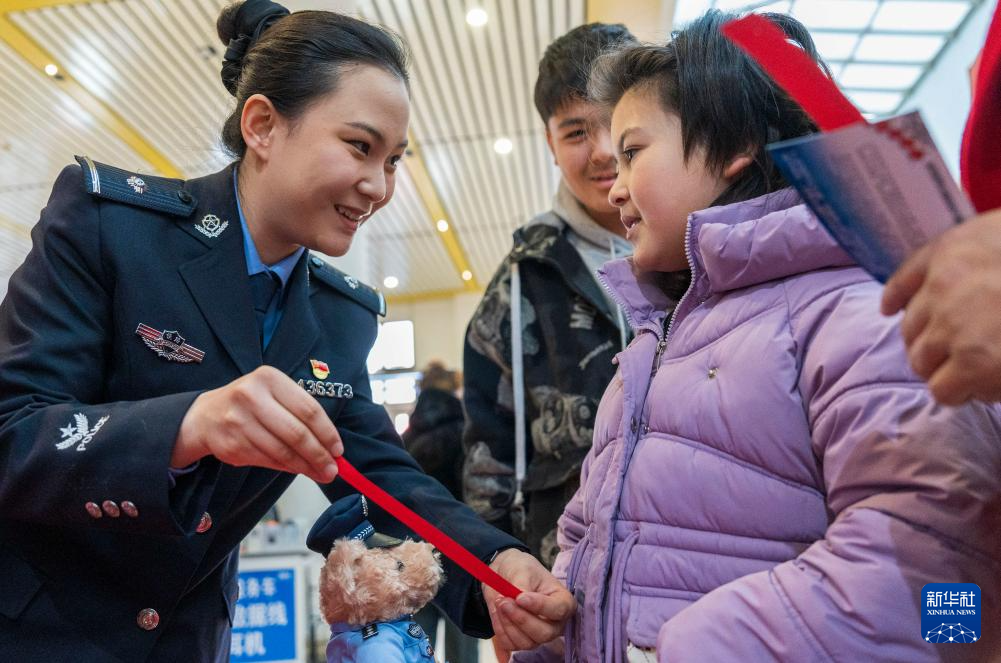 新疆铁警安全宣传护航平安回家路