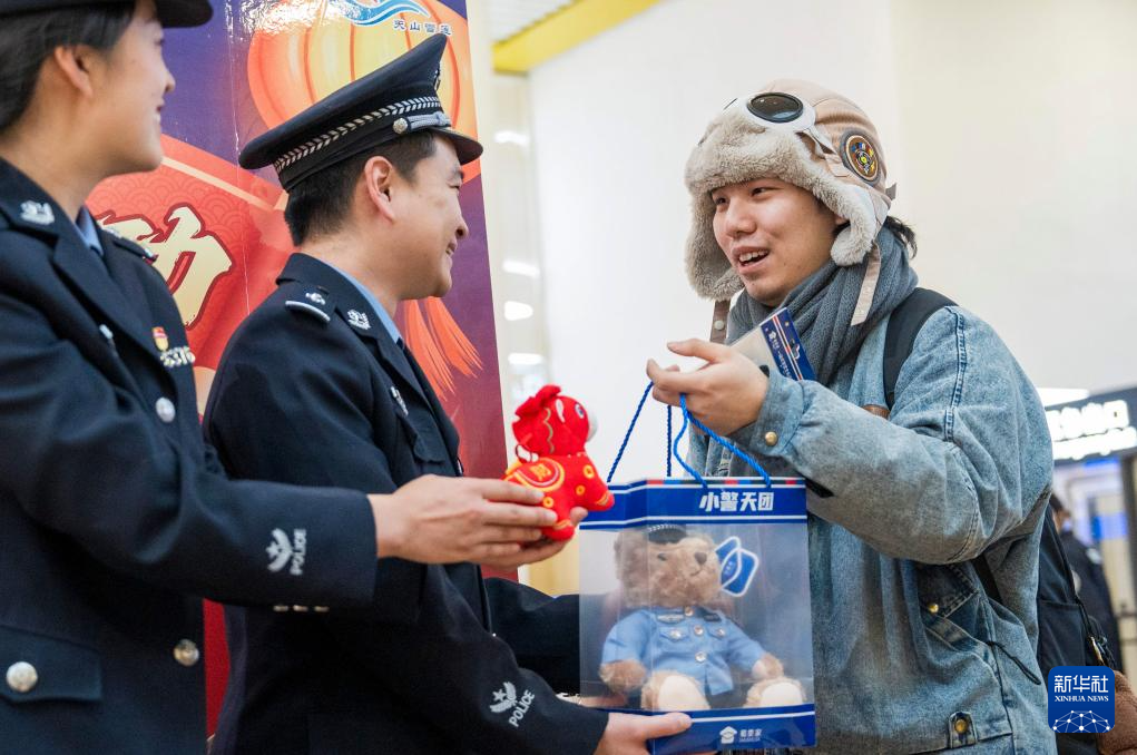 新疆铁警安全宣传护航平安回家路