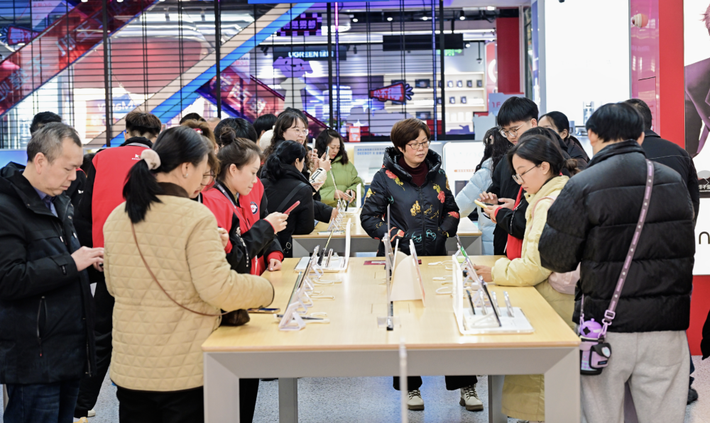 新华鲜报｜“新国补”落地首月 消费动能持续释放