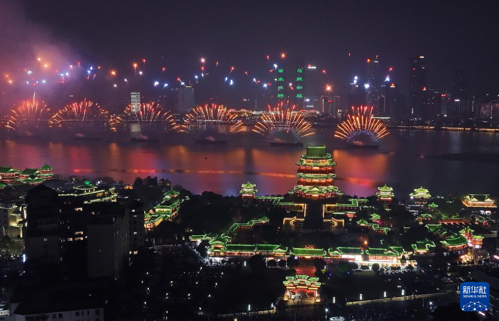 江西南昌:烟花晚会迎新春