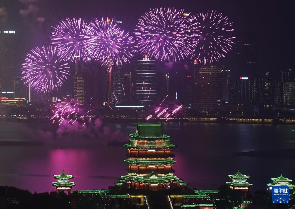 江西南昌:烟花晚会迎新春
