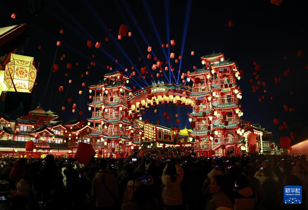 河北唐山:流光溢彩年味儿浓