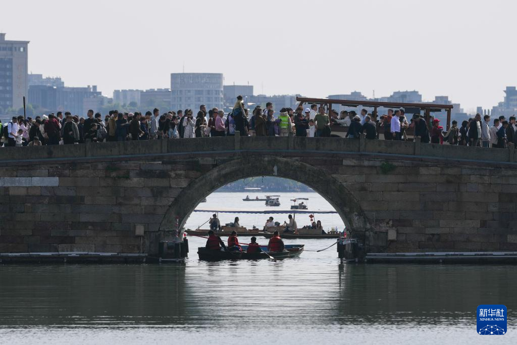 新春西湖游人众