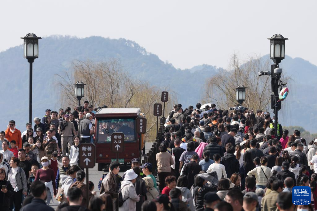 新春西湖游人众