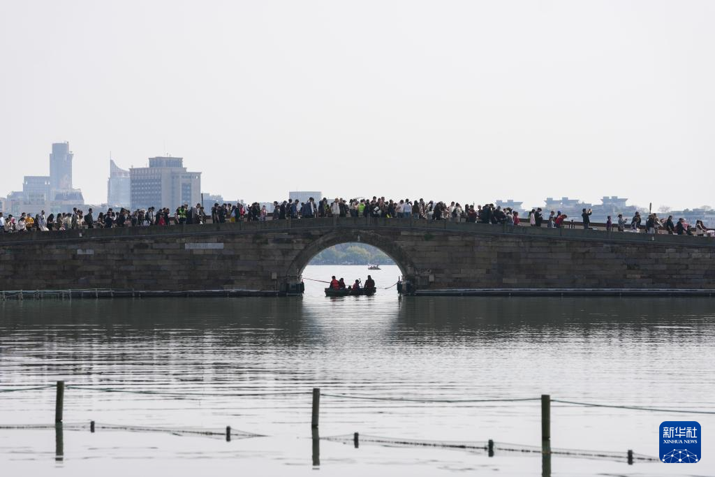 新春西湖游人众