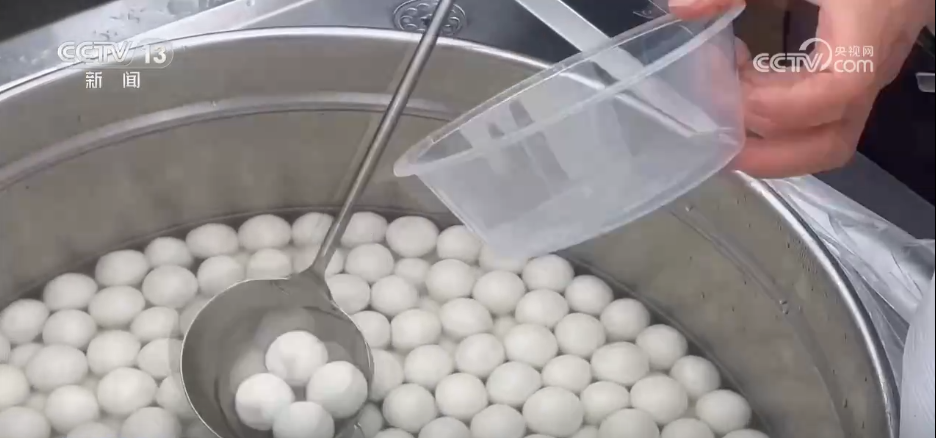 闹社火、吃元宵、烧火龙……各地多彩民俗闹元宵 欢天喜地引客来