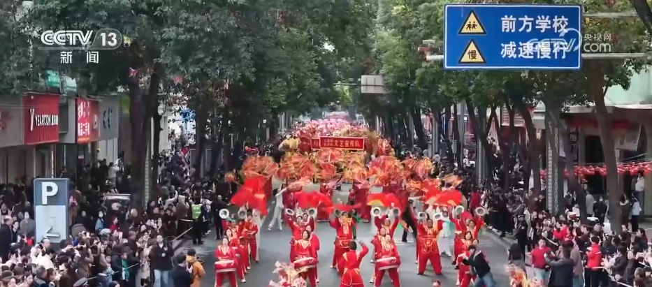 闹社火、吃元宵、烧火龙……各地多彩民俗闹元宵 欢天喜地引客来