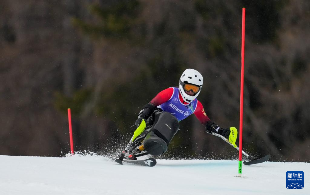 冬残奥会——高山滑雪女子回转(坐姿):张雯静夺冠
