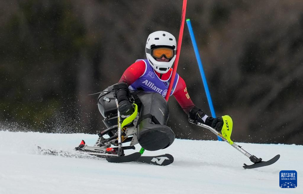 冬残奥会——高山滑雪女子回转(坐姿):张雯静夺冠