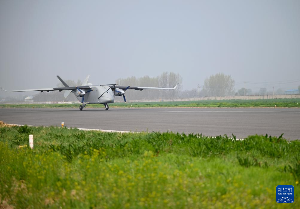 我国首款7吨级运投无人机长鹰-8首飞成功