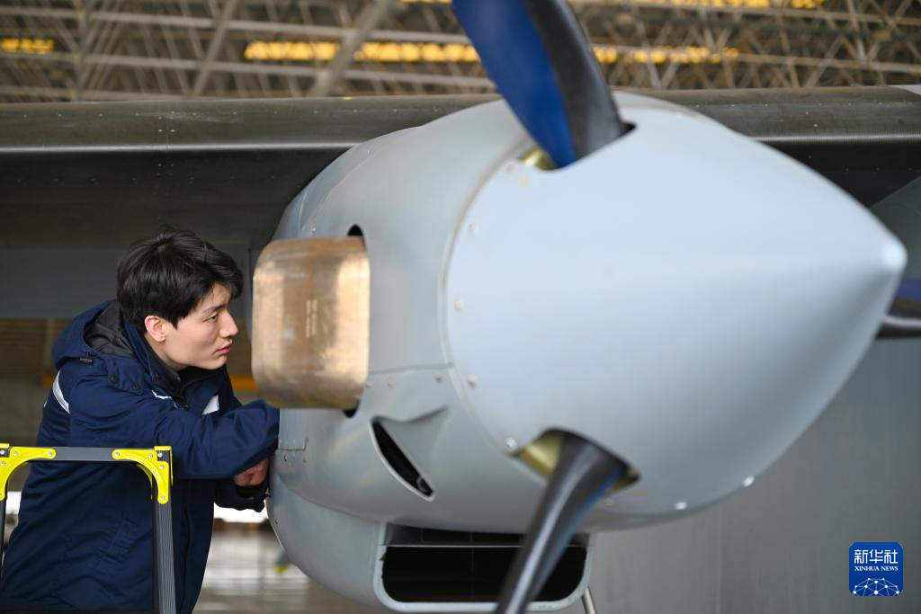 我国首款7吨级运投无人机长鹰-8首飞成功