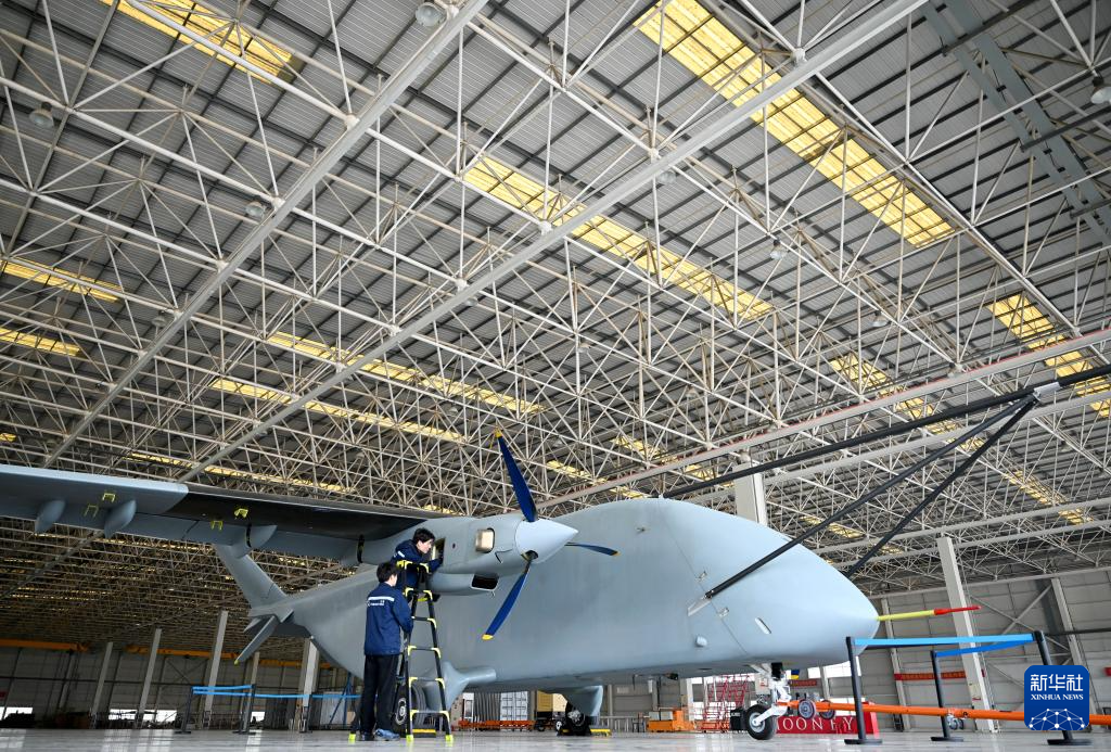 我国首款7吨级运投无人机长鹰-8首飞成功