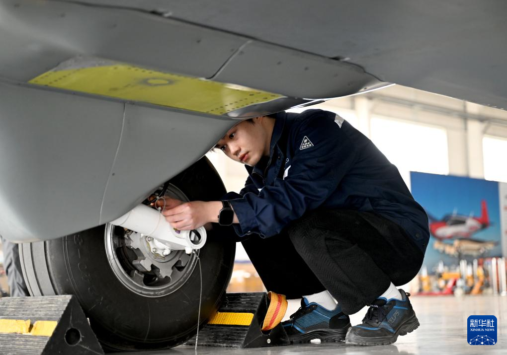 我国首款7吨级运投无人机长鹰-8首飞成功