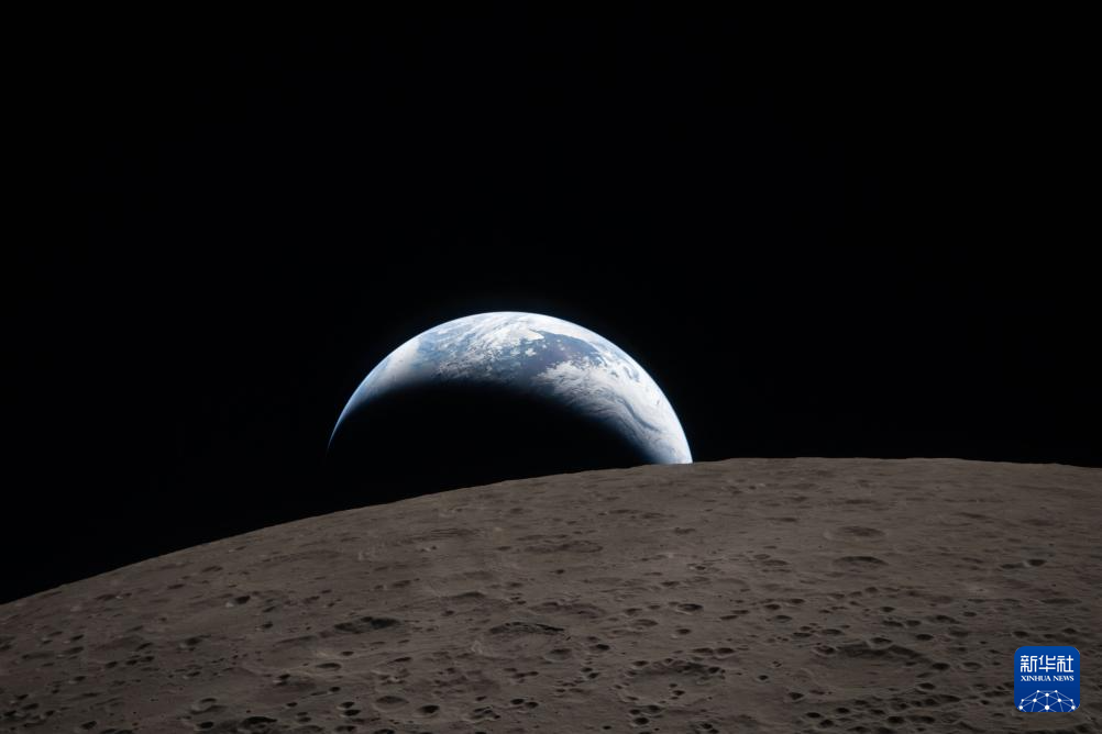 “猎户座”飞船上拍摄的太空影像