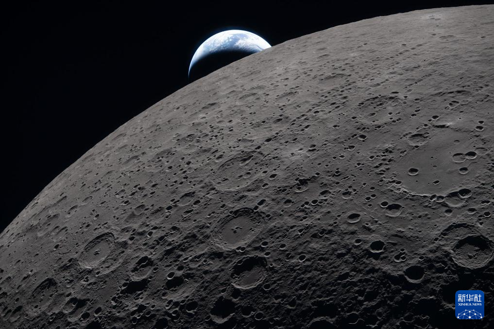 “猎户座”飞船上拍摄的太空影像